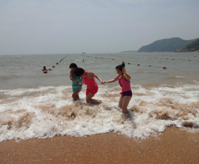 Chińczycy na plaży - zabawa z falami
